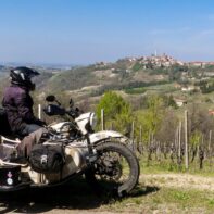 Uralistan - Voyage moto au ong cours. Road-trip en Europe et l'Asie centrale en side-car Ural - Vignoble des Langhe, Italie