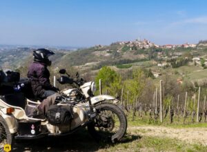 Uralistan - Voyage moto au ong cours. Road-trip en Europe et l'Asie centrale en side-car Ural - Vignoble des Langhe, Italie